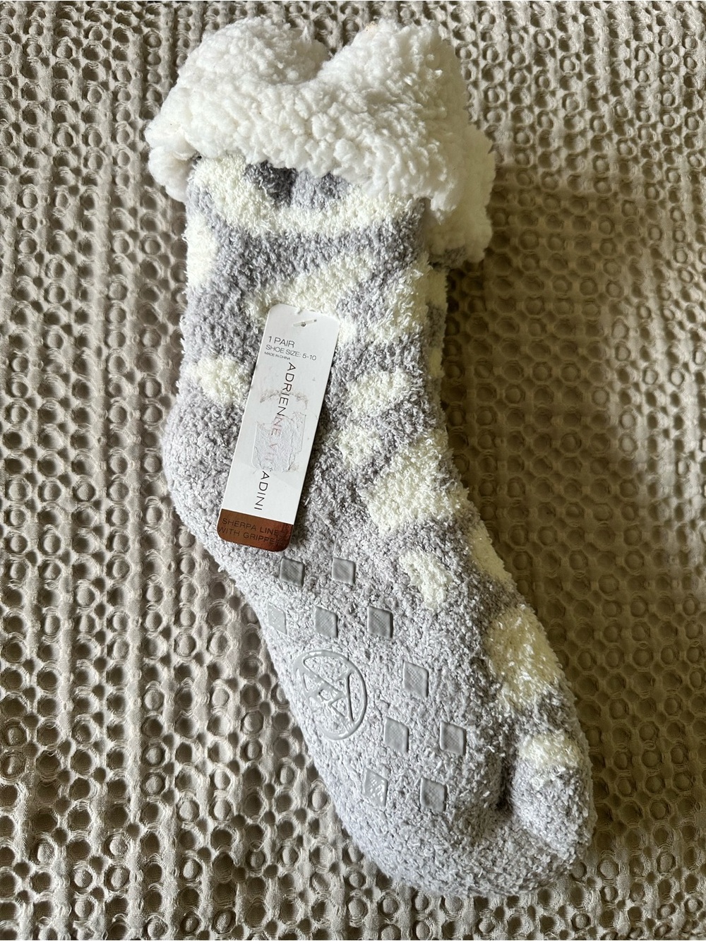 Adrienne Vittadini Cream & Light Gray Sherpa-Lined Gripper Socks